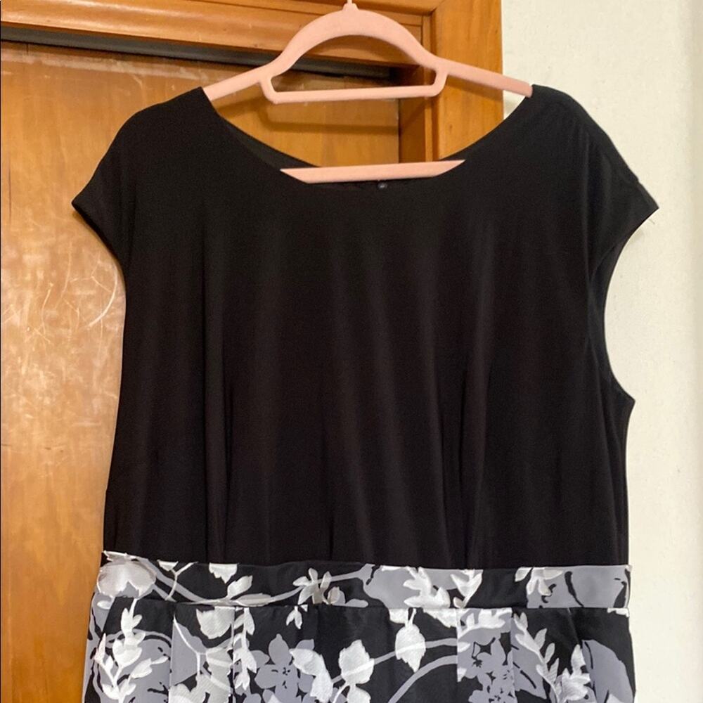 Alex Evenings Black White Long Dress Cap Sleeves Floral Pattern Pleated Zip 16W - Picture 3 of 8